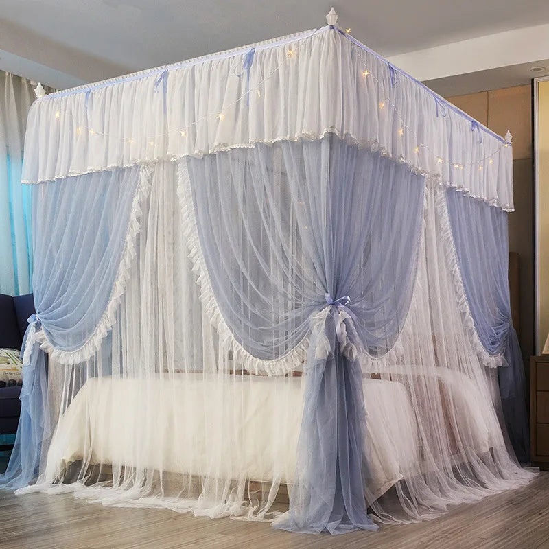 Ce lit baldaquin élégant et élégant, aux rideaux et draps blancs et gris, crée une ambiance romantique et apaisante dans cette chambre.