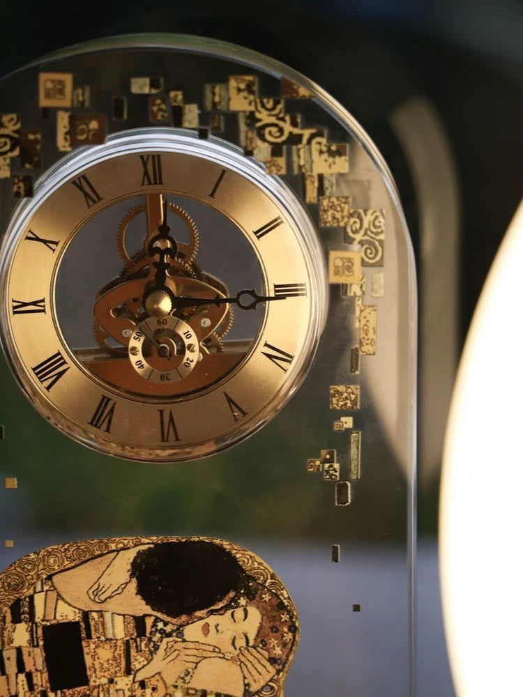 horloge table art nouveau klimt baiser cadran doré transparent verre géométrique salon vintage aiguille