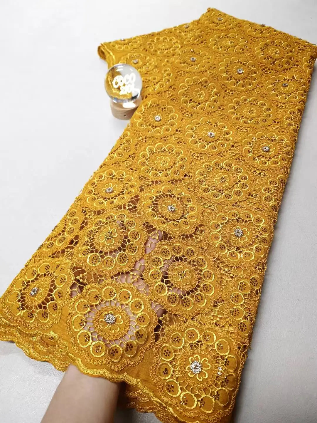 tissu dentelle polyester coton fleurs couleurs blanc rose vert jaune occasion mariage classique
