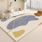 Le tapis moderne aux formes organiques et aux couleurs neutres s'harmonise parfaitement avec le décor lumineux et épuré de ce salon.