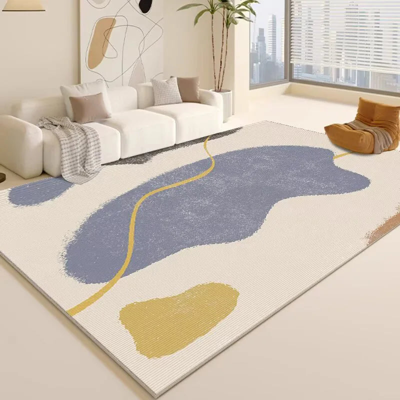 Le tapis moderne aux formes organiques et aux couleurs neutres s'harmonise parfaitement avec le décor lumineux et épuré de ce salon.