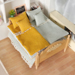 Literie maison poupée lit couverture taies oreiller jaune vert rayé dentelle pois rustique