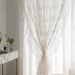 Rideau élégant pour salon avec motifs floraux délicats, idéal pour ajouter une touche lumineuse et sophistiquée à votre décor intérieur. Design raffiné et ambiance chaleureuse.