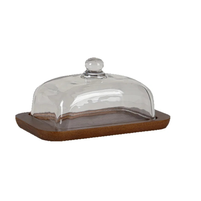 Beurrier vintage rempli de beurre sur une table de cuisine
