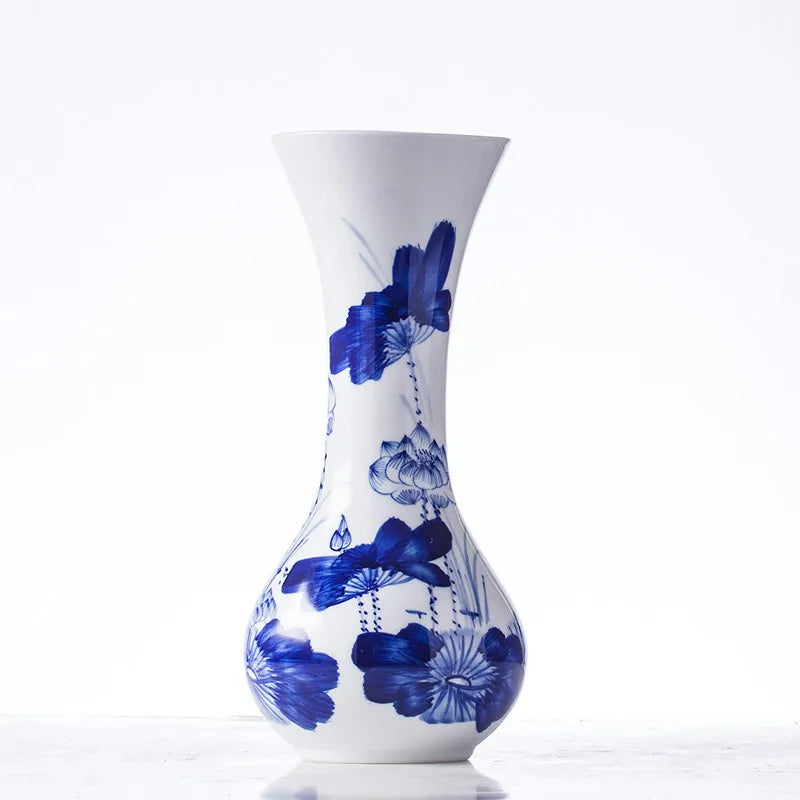 Vase en porcelaine blanche décoré de fleurs bleues stylisées.