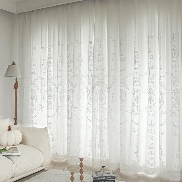 Magnifiques rideaux en tulle brodés blancs pour un intérieur élégant et lumineux