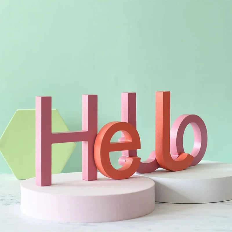 décoration murale lettres bois minimalistes couleurs variées moderne ludique adhésif love smile hello good