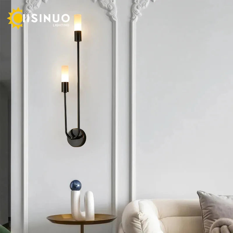 Détail de l'applique murale en fer avec design épuré