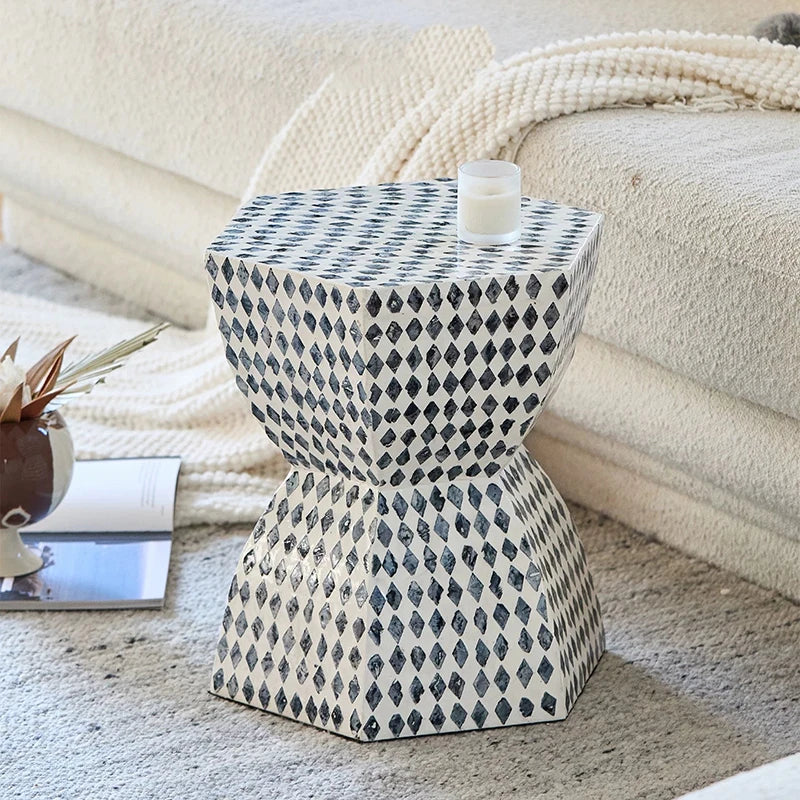 table basse contemporaine bois blanc bleu foncé motifs losanges texturés