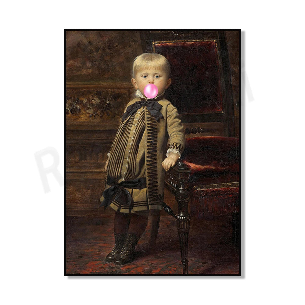 Un jeune garçon blond en costume vintage avec un nœud papillon noir souffle une bulle de chewing-gum dans une pièce richement décorée.