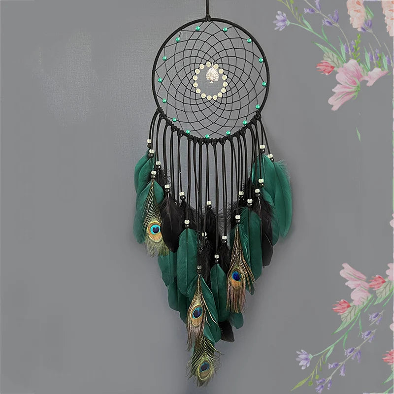 Captivant attrape-rêves noir avec une collection de plumes vertes, de perles et de motifs géométriques, créant une œuvre d'art fascinante et ornementale.