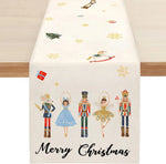 Ce chemin de table aux motifs de personnages de Noël et de flocons de neige, accompagné de l'inscription "Joyeux Noël", crée une ambiance festive et chaleureuse pour les fêtes.