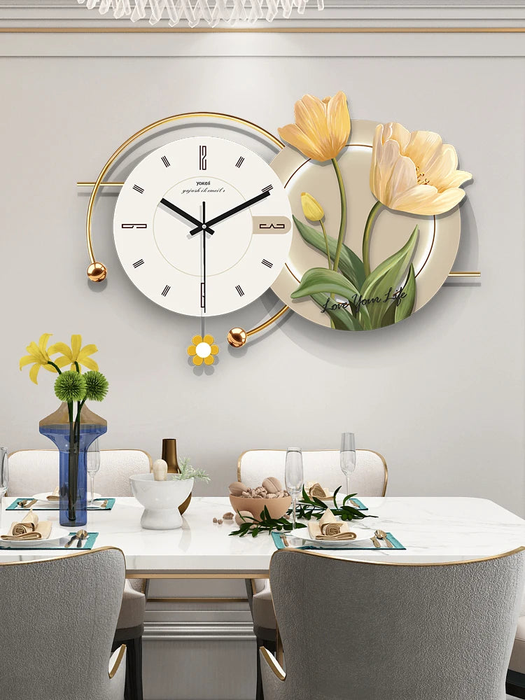 Détail du motif floral sur horloge murale acrylique