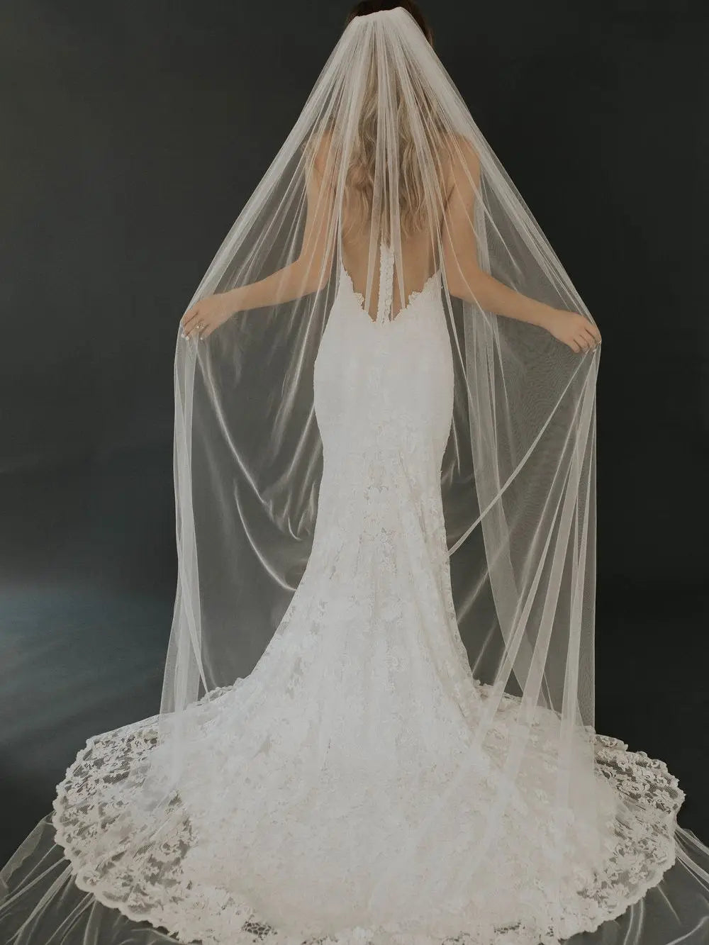 voile mariée tulle blanc cathédrale long simple élégant bord coupé femme