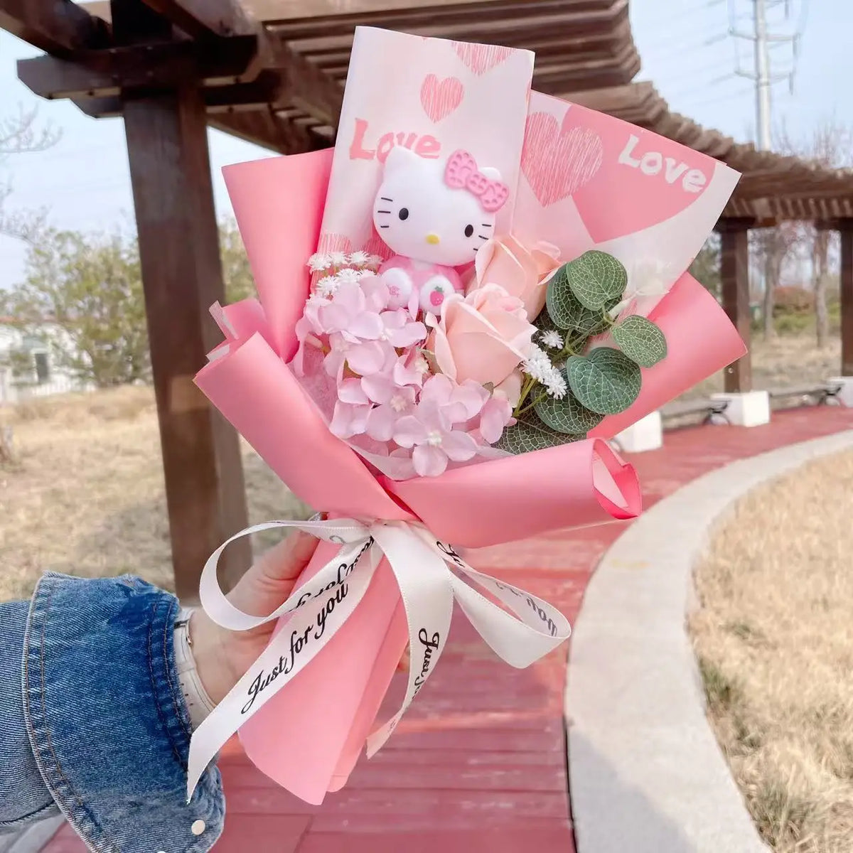 bouquet fleurs artificielles rose blanches hello kitty coeurs romantique décoration intérieur anniversaire mariage