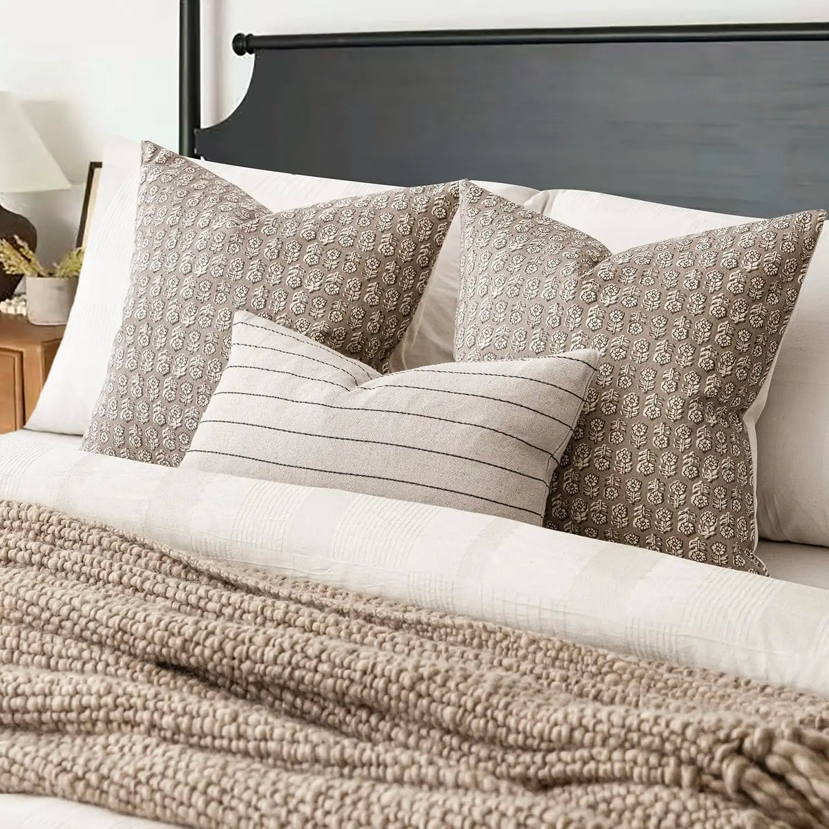 housse coussin décorative imprimé floral beige moderne canapé salon maison intérieur