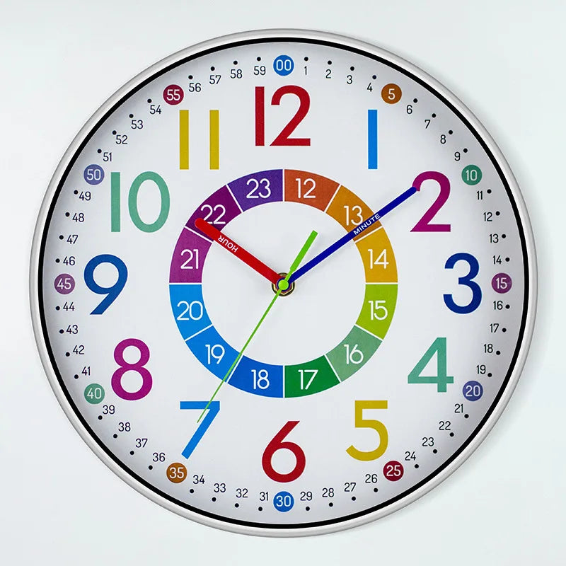 horloge murale moderne enfants chiffres colorés fond blanc cadre argenté silencieuse salon chambre