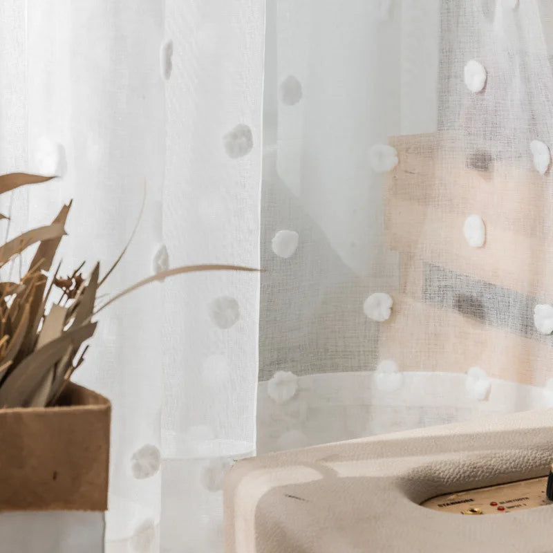 rideau moderne tulle blanc motif points gris minimaliste chaîne métallique adapté salon chambre translucide