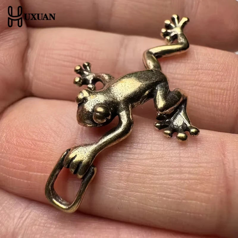 ornement artisanal broche grenouille dorée détails sculptés anneau fixation vintage figure animale compagnie