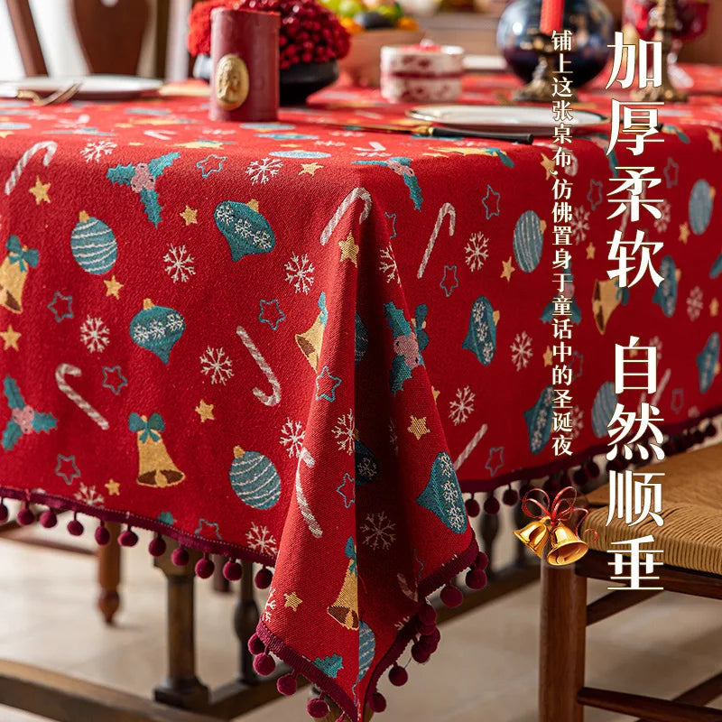Une nappe de Noël rouge décorée de motifs colorés, de flocons de neige et de boules de Noël, créant une ambiance festive et chaleureuse pour les fêtes.