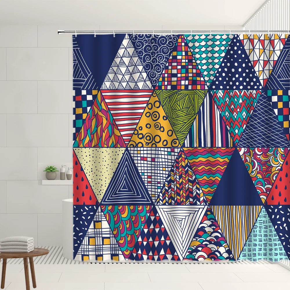Rideau de douche moderne en textile bleu, présentant un motif graphique de triangles pour ajouter une touche d'art contemporain à votre salle de bain. Parfait pour les amateurs de design créatif et d'arts visuels.