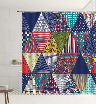 Rideau de douche moderne en textile bleu, présentant un motif graphique de triangles pour ajouter une touche d'art contemporain à votre salle de bain. Parfait pour les amateurs de design créatif et d'arts visuels.