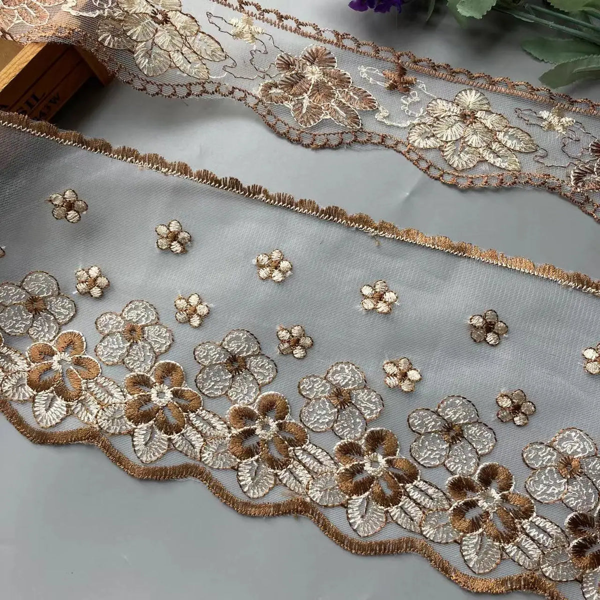 tissu décoratif fleurs brodées gris clair beige doré semi transparent élégant broderie fine
