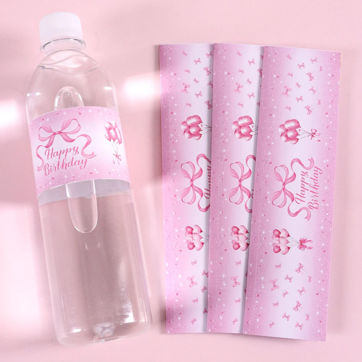 étiquettes autocollantes bouteilles d'eau transparentes motif ballons roses rubans happy birthday points dorés festif