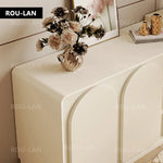 coiffeuse moderne minimaliste miroir rangement tiroirs blanc crème table maquillage tabouret tapis sculptures