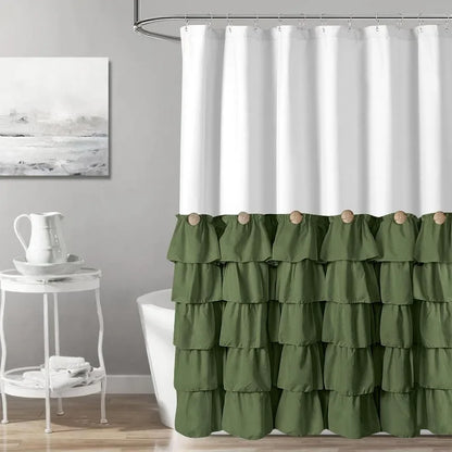 Image d'un élégant rideau de douche avec des volants. Le rideau offre une touche de charme vintage à la décoration de la salle de bain. Il est fabriqué en matériau durable et résistant à l'eau. L'image démontre l'utilisation pratique et esthétique du rideau de douche à volants, un choix parfait pour ceux qui cherchent à ajouter du style à leur salle de bain.