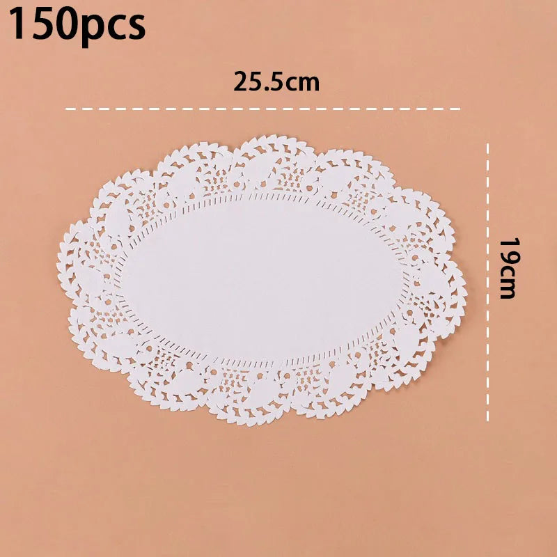 assiettes papier décoratives dentelle table festives rouges blanches marrons noires vertes ornementales rustiques