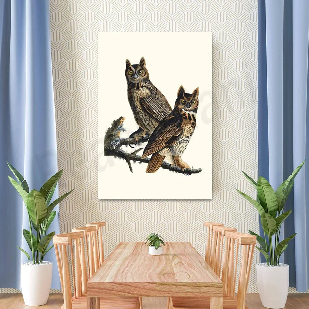 Deux hiboux perchés sur une branche, au milieu d'un cadre décoratif avec des motifs géométriques sur les murs et des plantes vertes.