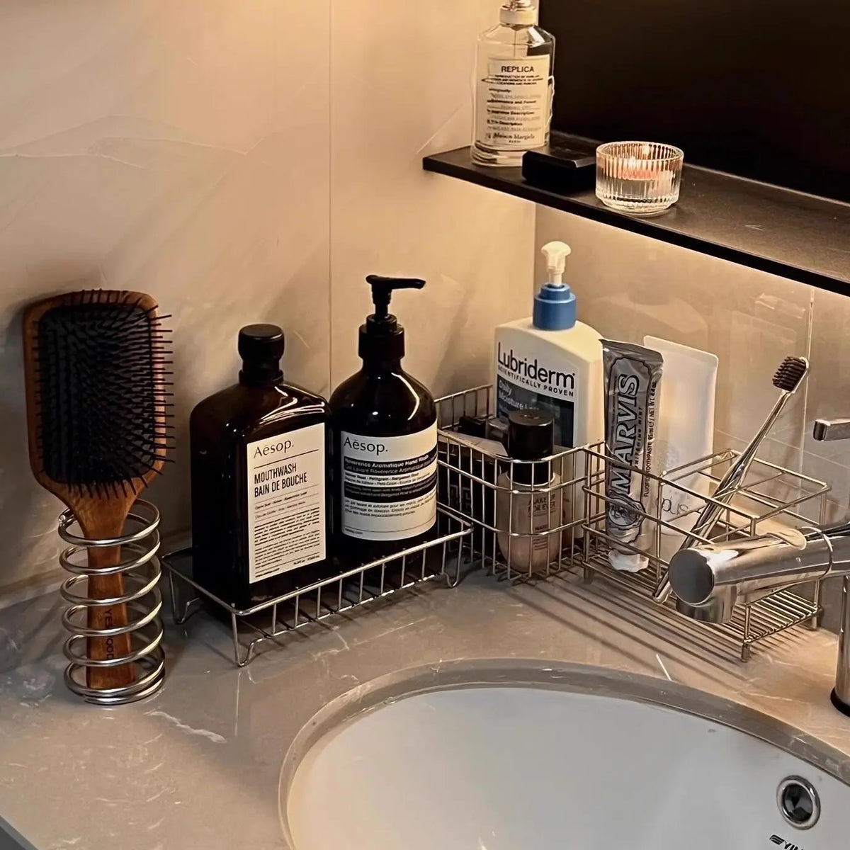 accessoires salle bain moderne noir blanc rangement cosmétiques support mural brosse dents gel douche