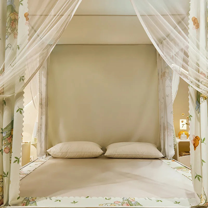 Cette image montre un lit à baldaquin avec des rideaux blancs, dans une chambre à coucher aux tons clairs et aux motifs fleuris sur les rideaux.