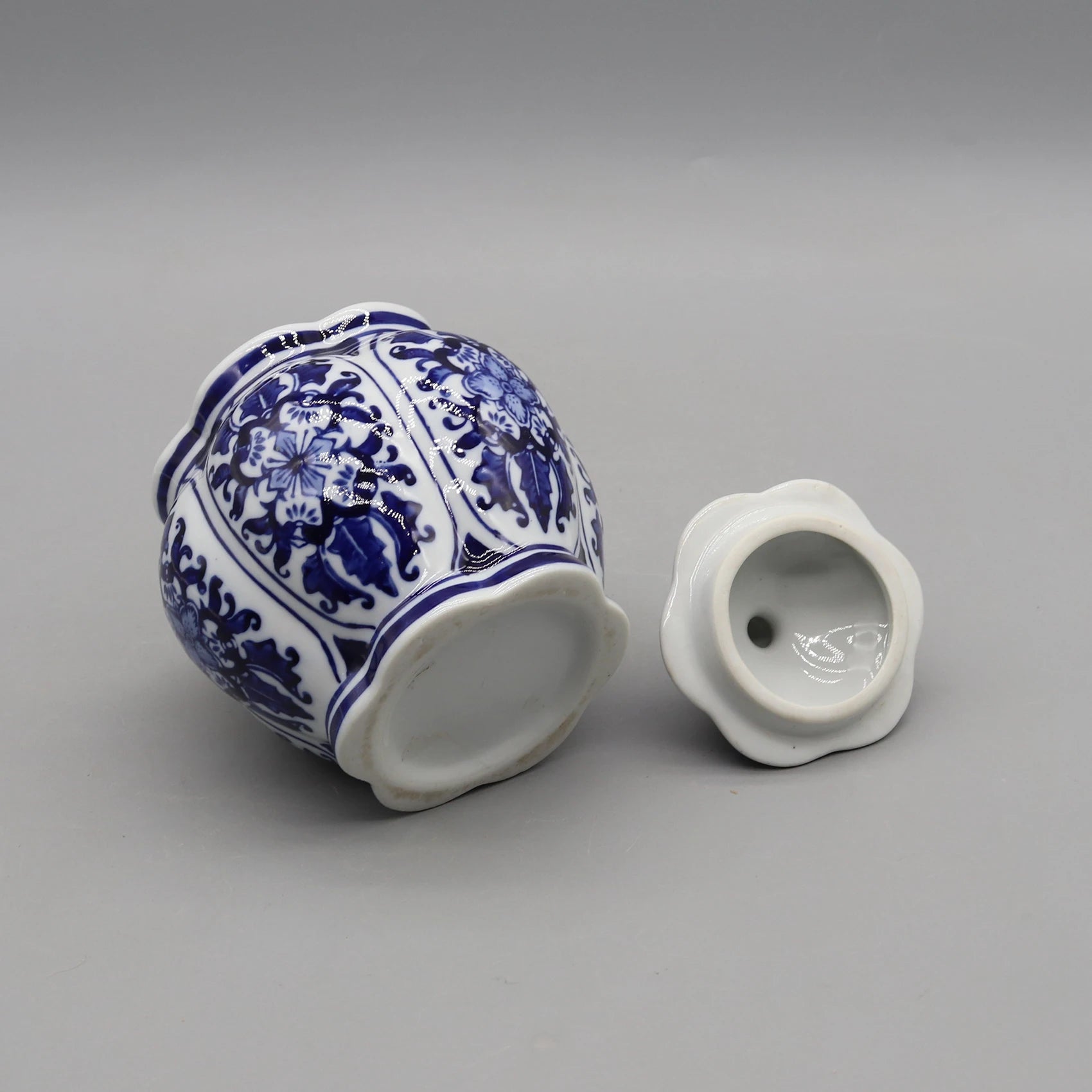 Tasse en porcelaine bleue et blanche avec motifs floraux