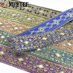 ruban dentelle brodé motifs géométriques décorations couture robes soirée luxe élégant