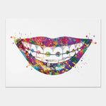 L'image présente des dents avec un appareil dentaire coloré sur un fond abstrait multicolore.