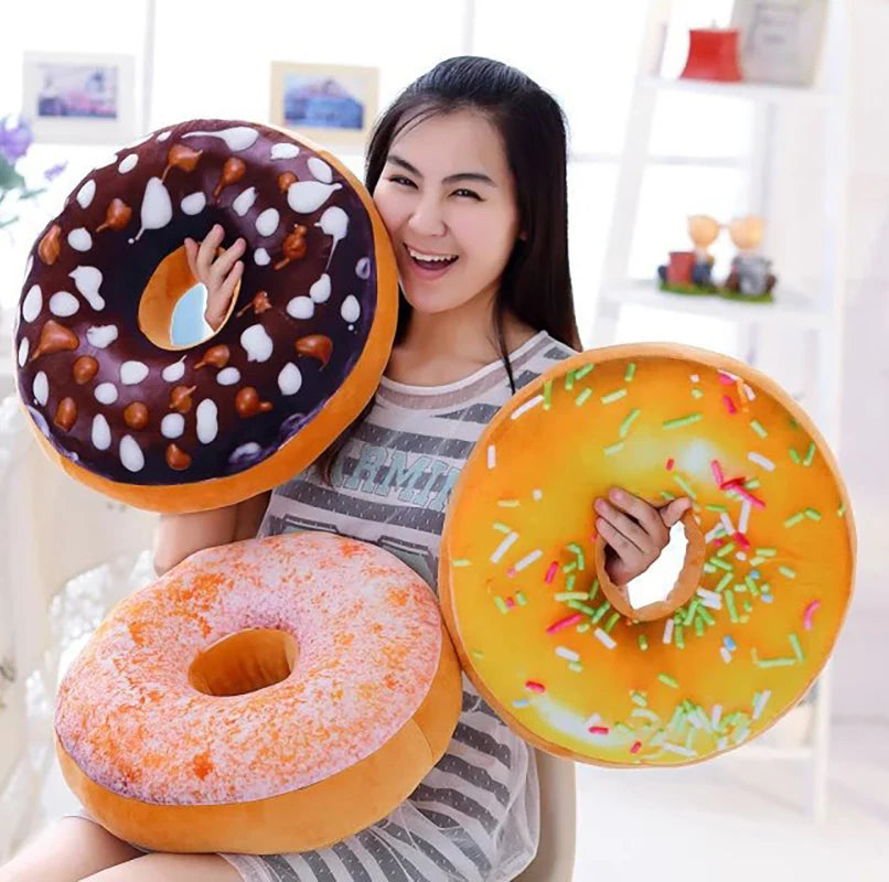 coussin donut forme ronde peluche animée couleurs variées glaçage sucre coloré décoration intérieure sofa