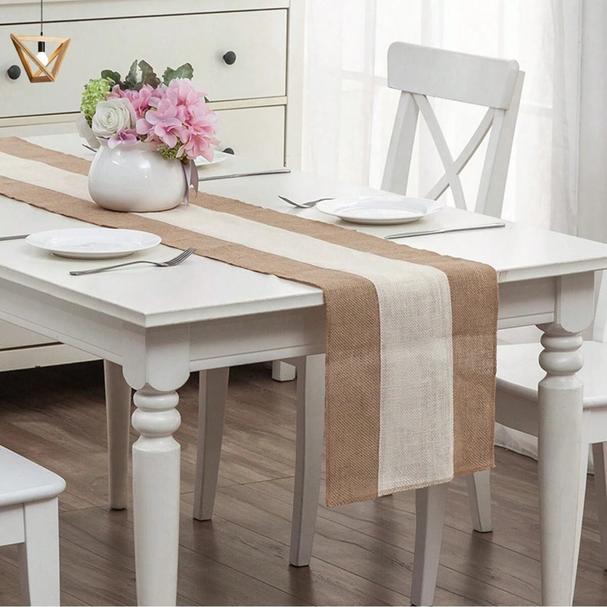 nappe tissée rustique beige marron bandes horizontales fleurs vase blanc couverts argentés chaises croisées