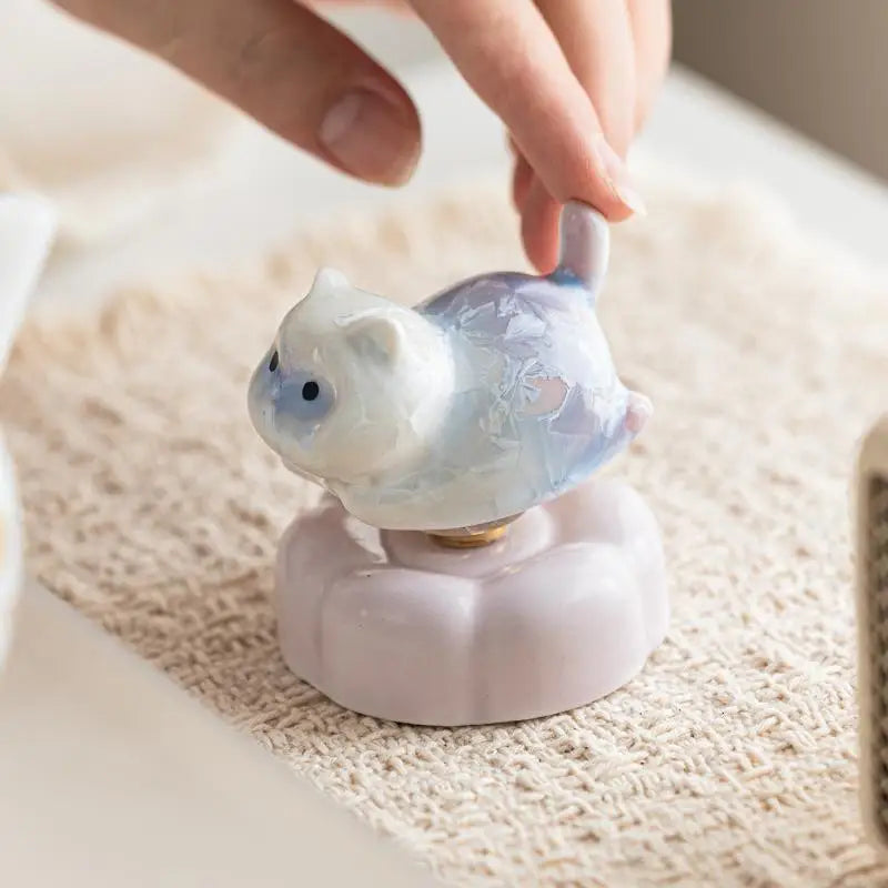 figurines chats céramique blanc bleu rose vert artisanal moderne maison chambre