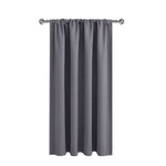 Rideau gris offrant un style moderne pour la décoration intérieure, idéal pour ajouter une touche d'élégance à votre salon ou chambre à coucher, facile à installer avec un dispositif de suspension classique.