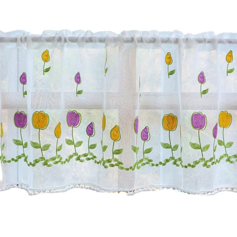rideau brodé fleurs transparent bohème couleurs vives pompons blancs cuisine fenêtre