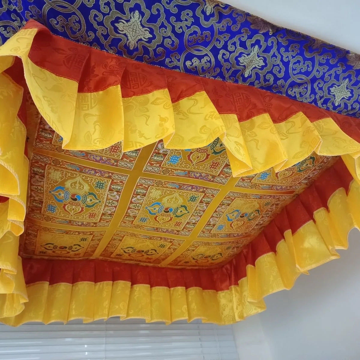 coussin artisanal jaune rouge bleu ornements broderie décoratif intérieur