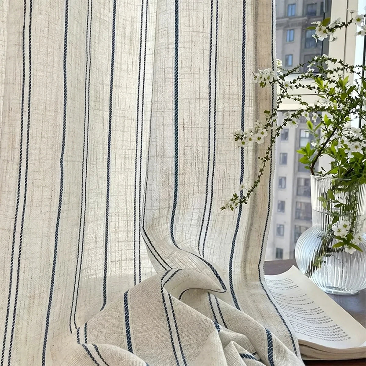 rideau transparent rayures horizontales beige clair noir moderne rustique fenêtre chambre salonextérieur opaque minimaliste