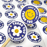 autocollants rond fleurs souriantes enveloppes fêtes anniversaires transparents simples enfants stickers craft bleus blancs