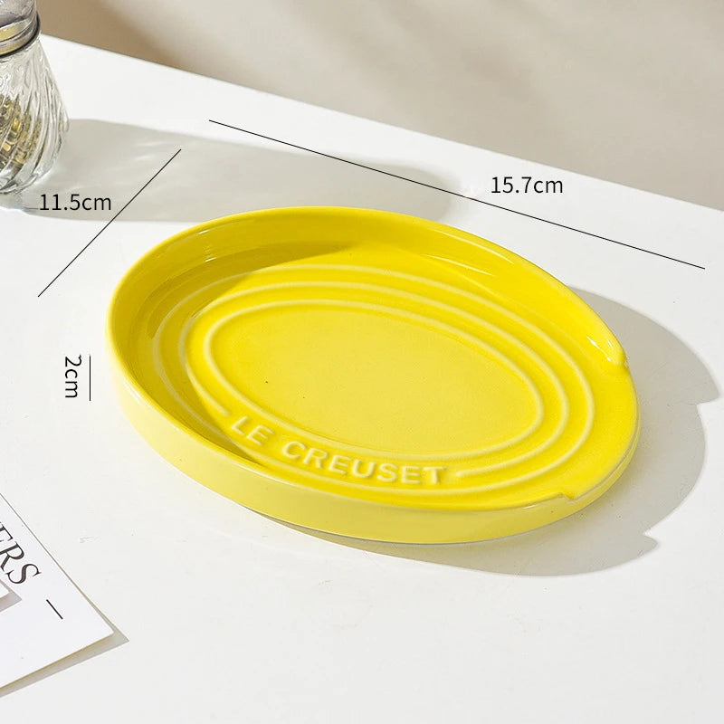 Vue rapprochée du repose-cuillère céramique prune montrant le design