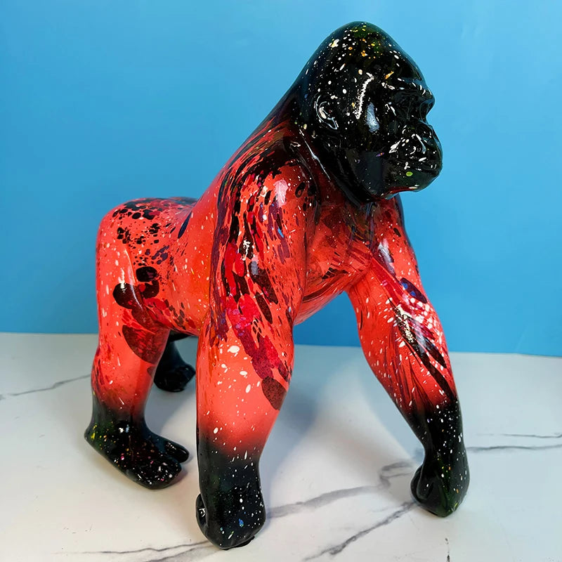 Statue de gorille placée sur un bureau avec accessoires de décoration