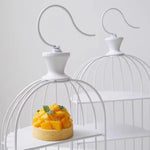 présentoirs gâteaux cage métal doré blanc grille vintage élégants anse crochet tartes fruits