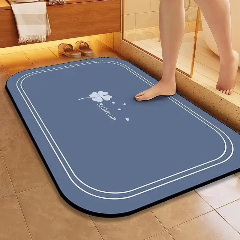 Un tapis de bain bleu marine avec un motif de trèfle blanc, un accessoire de maison douillet et antidérapant pour créer une ambiance chaleureuse dans la salle de bain.