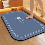Un tapis de bain bleu marine avec un motif de trèfle blanc, un accessoire de maison douillet et antidérapant pour créer une ambiance chaleureuse dans la salle de bain.